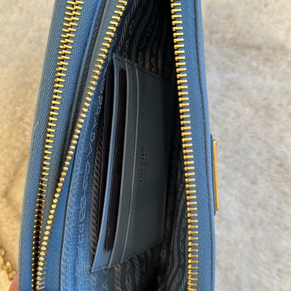 Prada saffiano wallet on chain. Never used. Perfect condition. Light blue color - Picture 7 of 8
